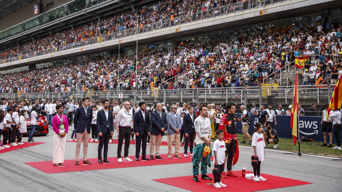 Carlos Sainz y Fernando Alonso durante la reproducción del himno nacional en el GP de España de F1 2023