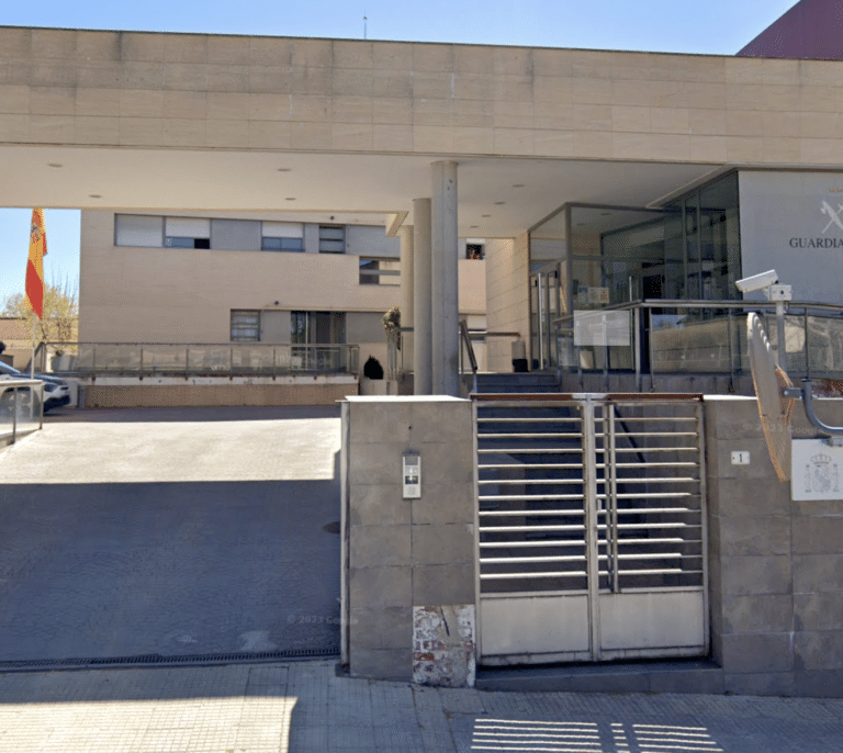 Muere un guardia civil tras precipitarse de una nave industrial durante un registro en Madrid