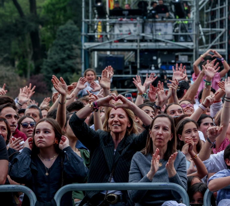 Miles de personas llenan Cibeles para celebrar la Fiesta de la Resurrección