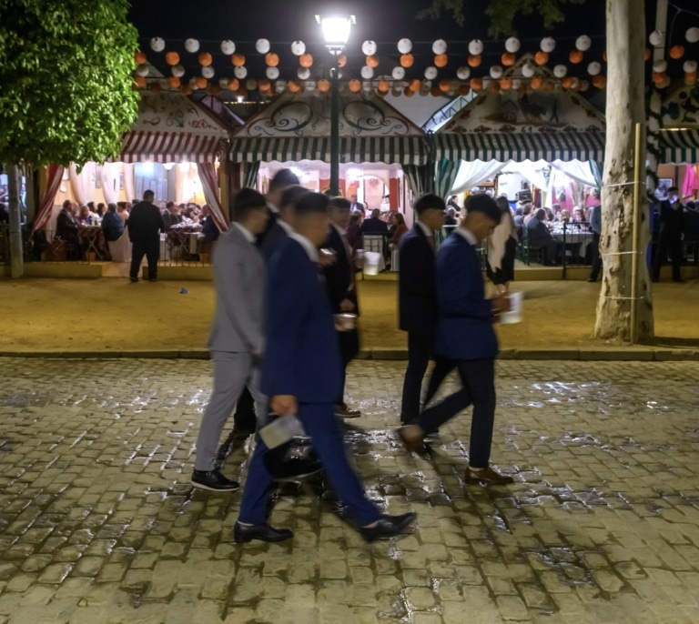 Tres intoxicados tras beber manzanilla de la misma botella en la Feria de Abril de Sevilla