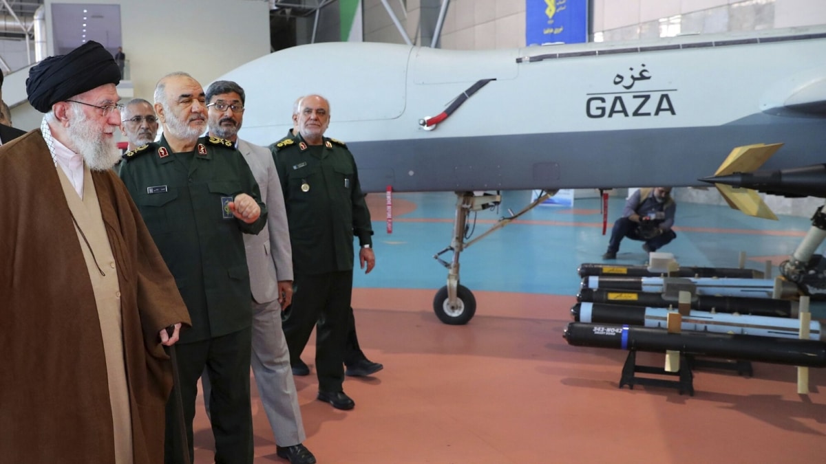 El líder supremo iraní Ali Jamenei visita el pasado noviembre una exhibición con los nuevos drones y misiles.