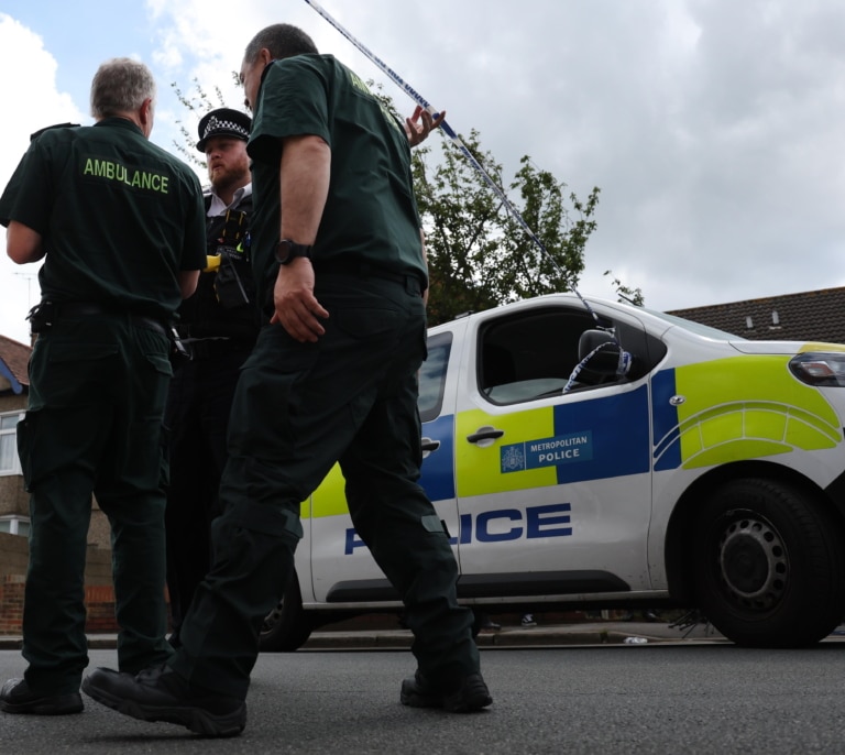 Muere un niño de 14 años tras ser atacado con una espada en Londres