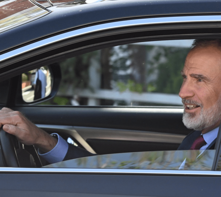 El rey Felipe visita a la reina Sofía en el hospital: "Está muy bien"