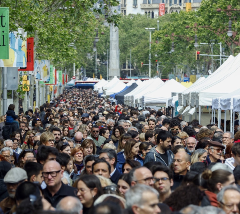 Rosas, libros y votos para un Sant Jordi de récord a las puertas de la campaña