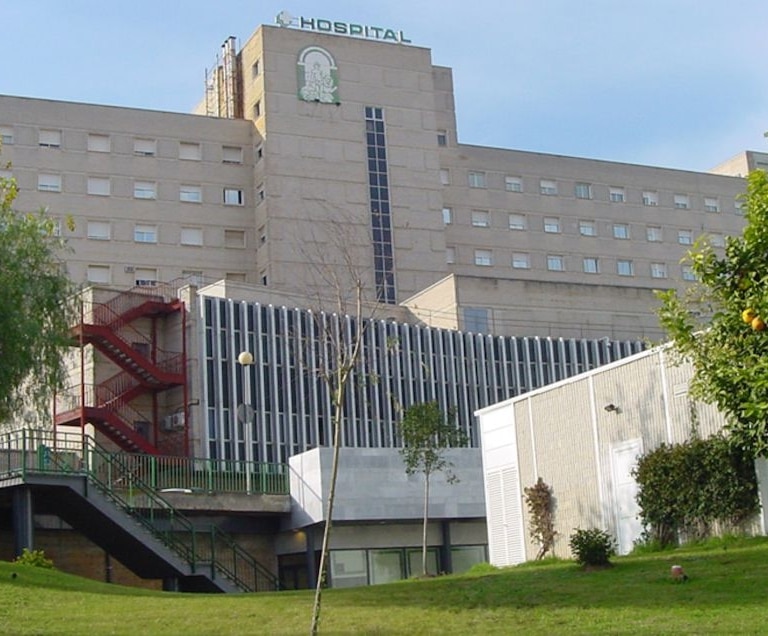 Muere el hombre que abandonaron con heridas por arma de fuego a las puertas de un hospital en Sevilla