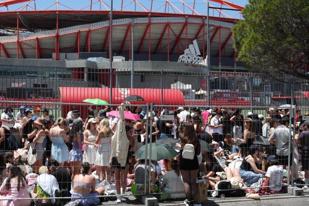 Los fans esperan a las puertas del Estadio da Luz, en Lisboa, donde Taylor Swift actuó dos noches seguidas. 