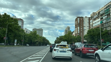 El pinchazo de una tubería de gas en las obras del Bernabéu provoca un gran atasco en la Castellana y el cierre del Metro