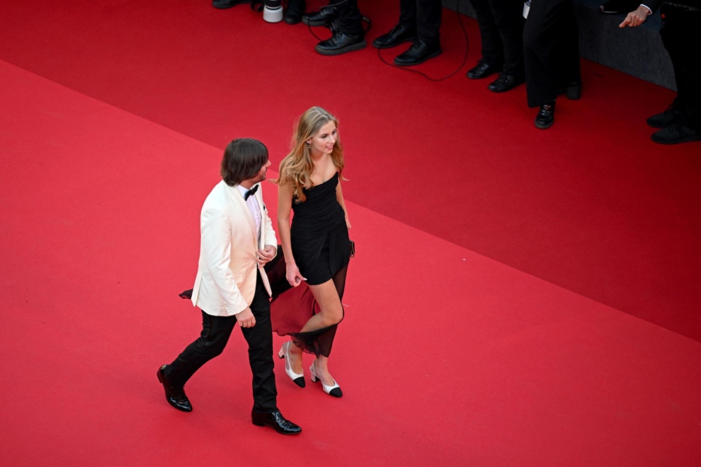 Romy Mars, acompañada por su primo Robert Schwartzman en la alfombra roja de Cannes, con un vestido y zapatos de Chanel. 