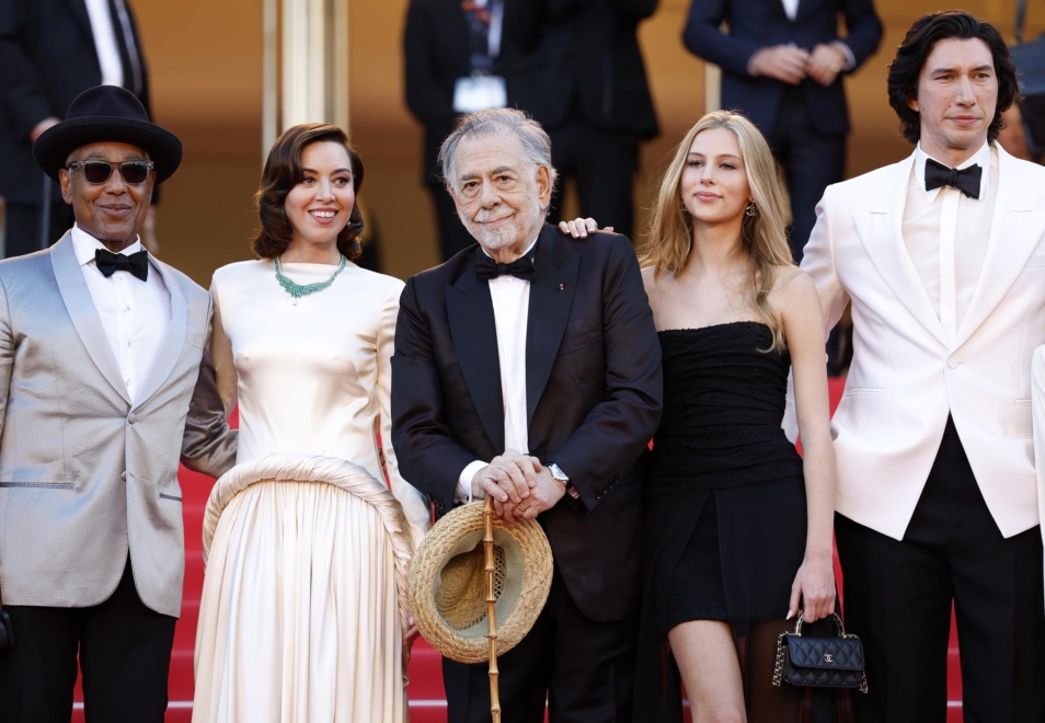 Romy Mars se apoya en su abuelo, Francis Ford Coppola en los escalones de Cannes, junto al resto del equipo de Megalopolis: Giancarlo Esposito, Aubrey Plaza y Adam Driver.