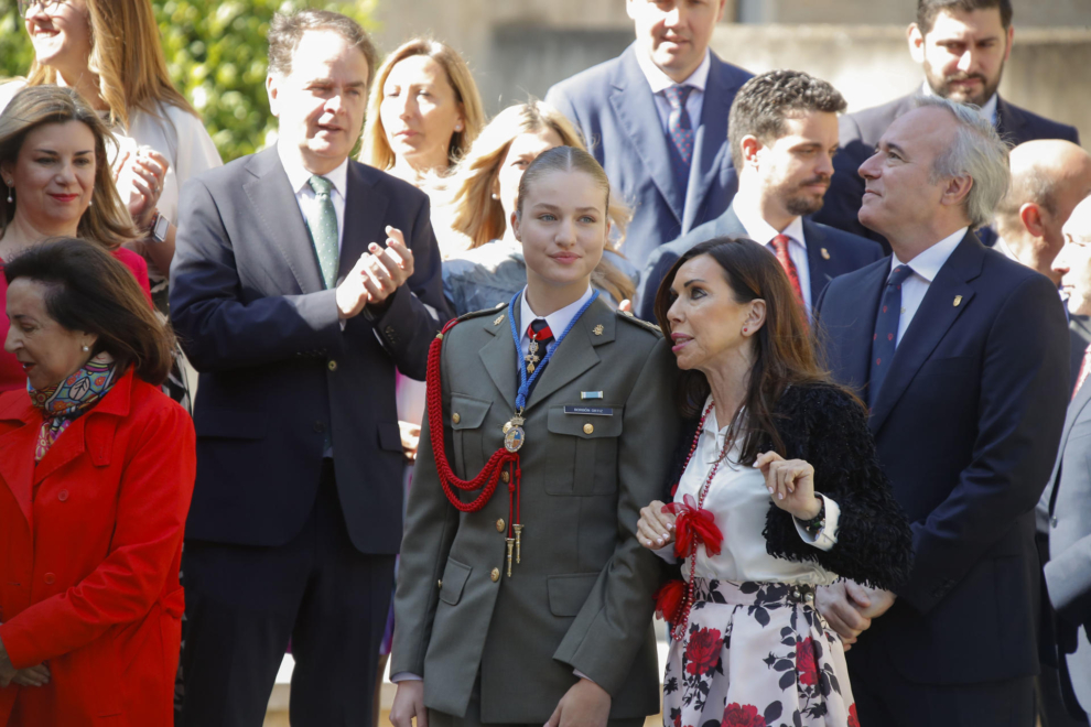 La princesa de Asturias, acompañada por la presidenta de las Cortes de Aragón, Marta Fernández, y por el presidente de Aragón, Jorge Azcón, a su llegada a la ceremonia.