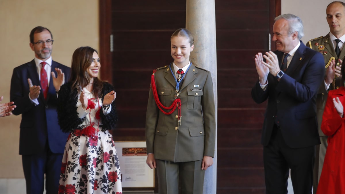 La princesa de Asturias sonríe ilusionada al recibir la primera de las condecoraciones de Aragón.