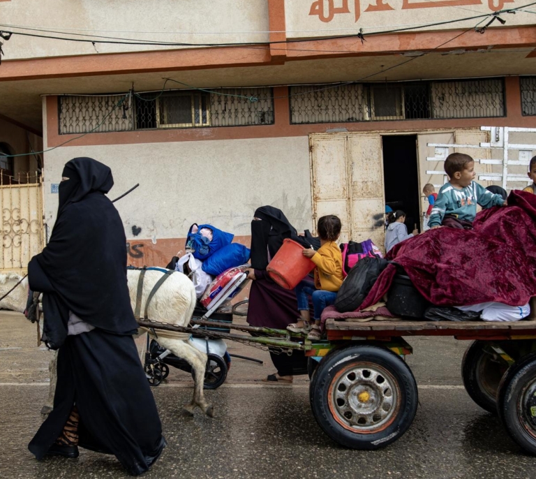 La desesperada huida de Jenin del este de Rafah: "Estamos aterrorizados con la invasión"