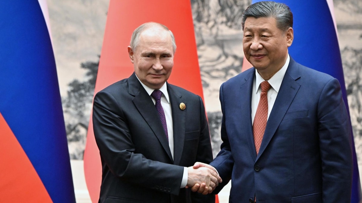 Vladimir Putin y Xi Jinping se dan la mano antes de reunirse en Pekín