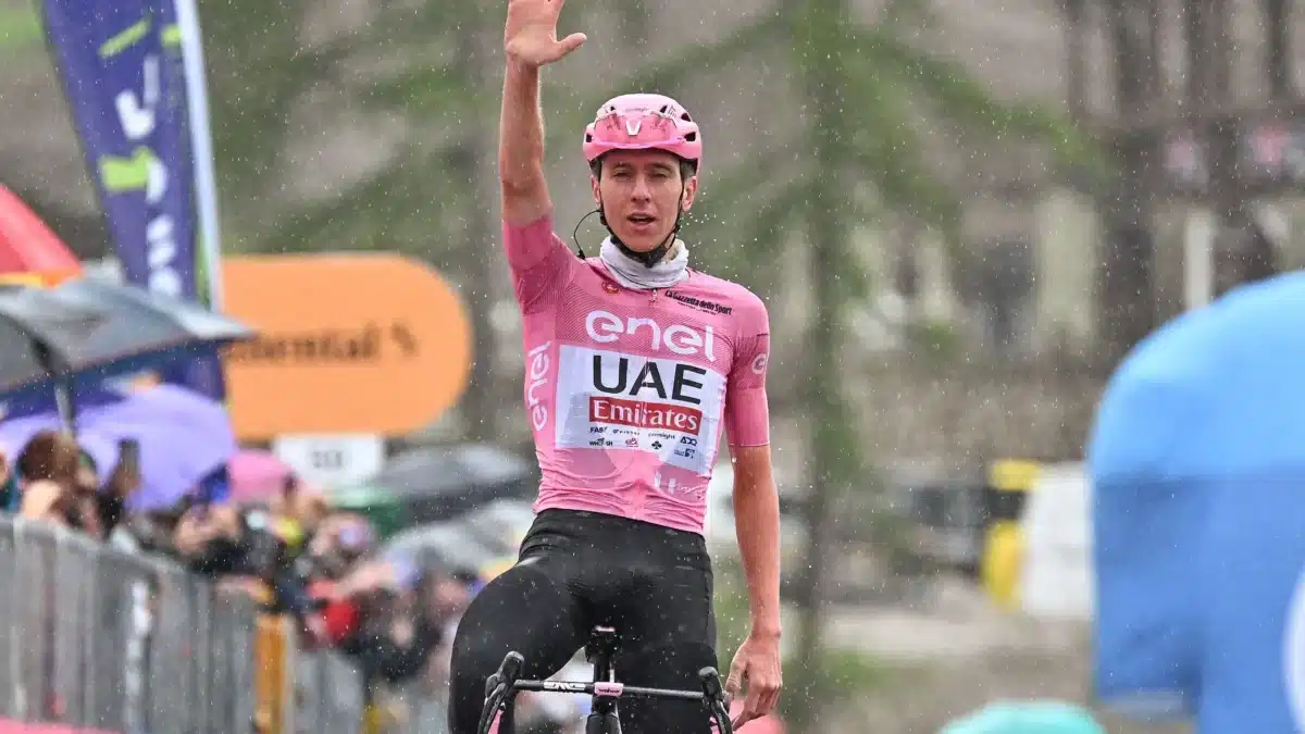 Tadej Pogacar celebra su quinta victoria de etapa en el Giro