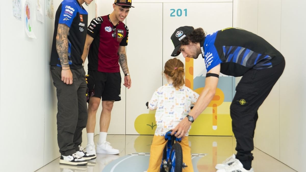 Visita de los pilotos y la donación de las 'minibikes'