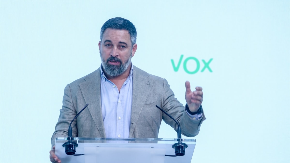 El presidente de Vox, Santiago Abascal, durante una rueda de prensa, en la sede del partido, este lunes en Madrid tras la polémica con Milei y el Gobierno por el acto de Vistalegre