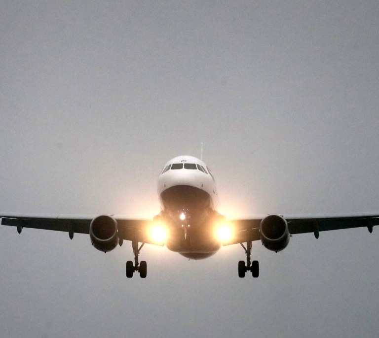 Detienen a un hombre de 30 años por intentar abrir la puerta del avión en pleno vuelo y agredir a dos tripulantes