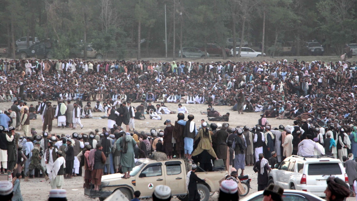 La gente se reúne para ver partidos de lucha local en el festival Shalamar en Kandahar, Afganistán