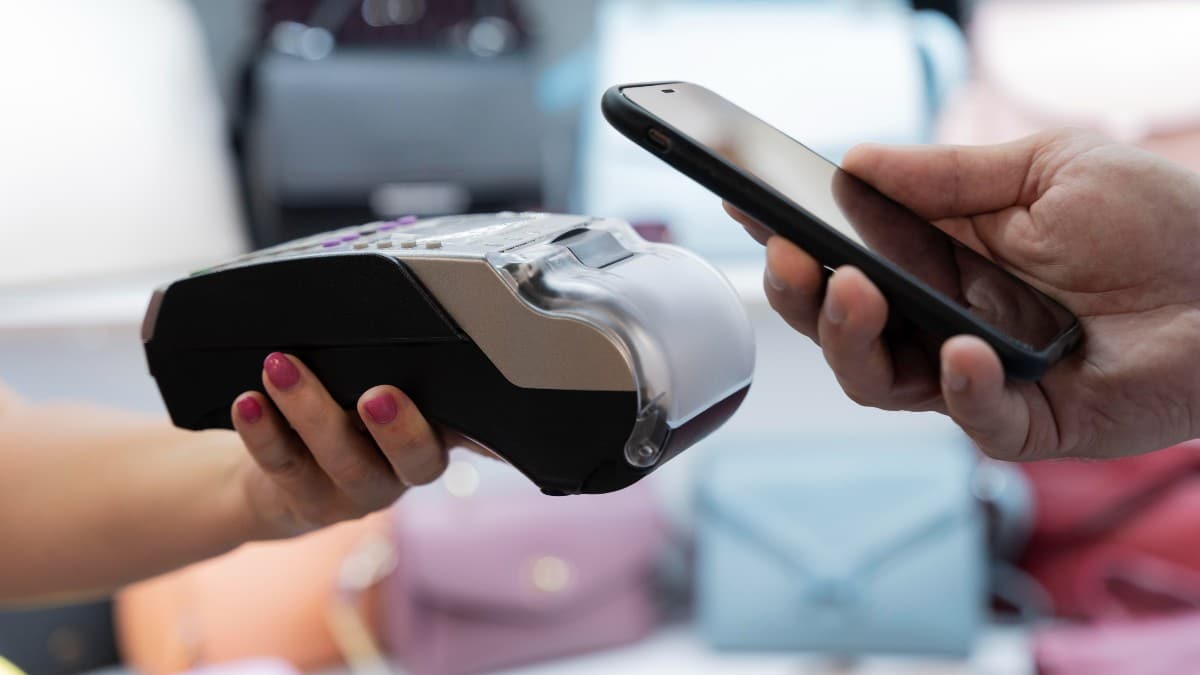 Consumidor que intenta pagar con Apple Pay pero se da cuenta de que su tarjeta ha sido dada de baja