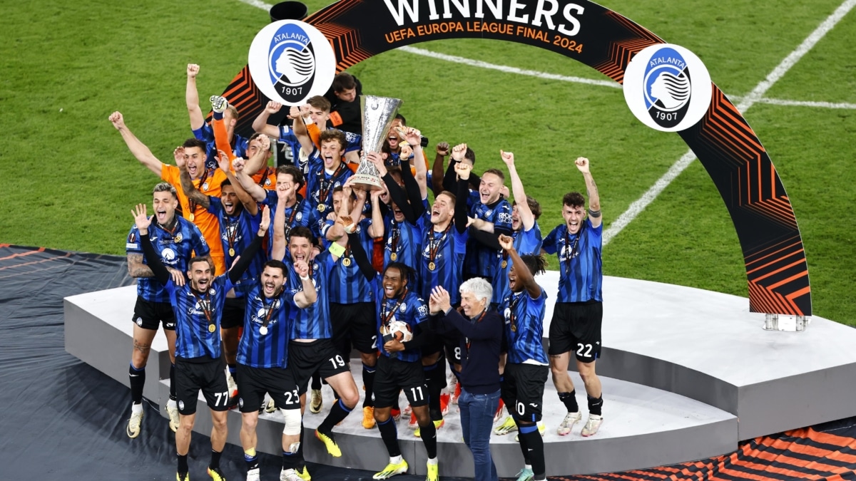 El equipo de Atalanta celebra con el trofeo tras ganar el partido de fútbol final de la Liga Europea de la UEFA de Atalanta BC