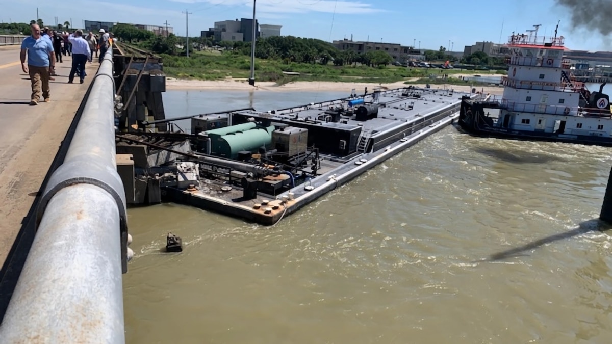 Fotografía divulgada por la Oficina de Manejo de Emergencias (OEM) del Condado de Galveston que muestra la barcaza que chocó con el puente de Pelican Island