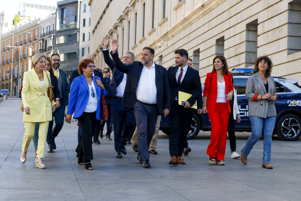 El presidente de Esquerra Republicana (ERC), Oriol Junqueras (c), entre otros, a su llegada este jueves al Congreso que aprueba definitivamente la ley de amnistía