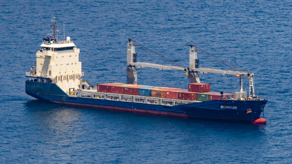 El carguero Borkum fondeado este jueves en Cabo Tiñoso, Cartagena, a la espera de poder entrar en el puerto de Escombreras.