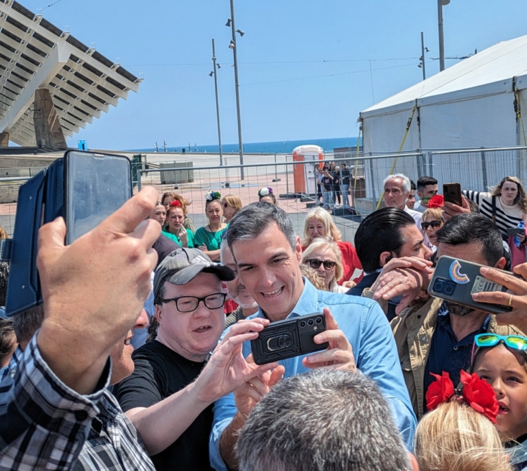 Sánchez irrumpe por sorpresa en la Feria de Abril de Barcelona en plena campaña de las catalanas