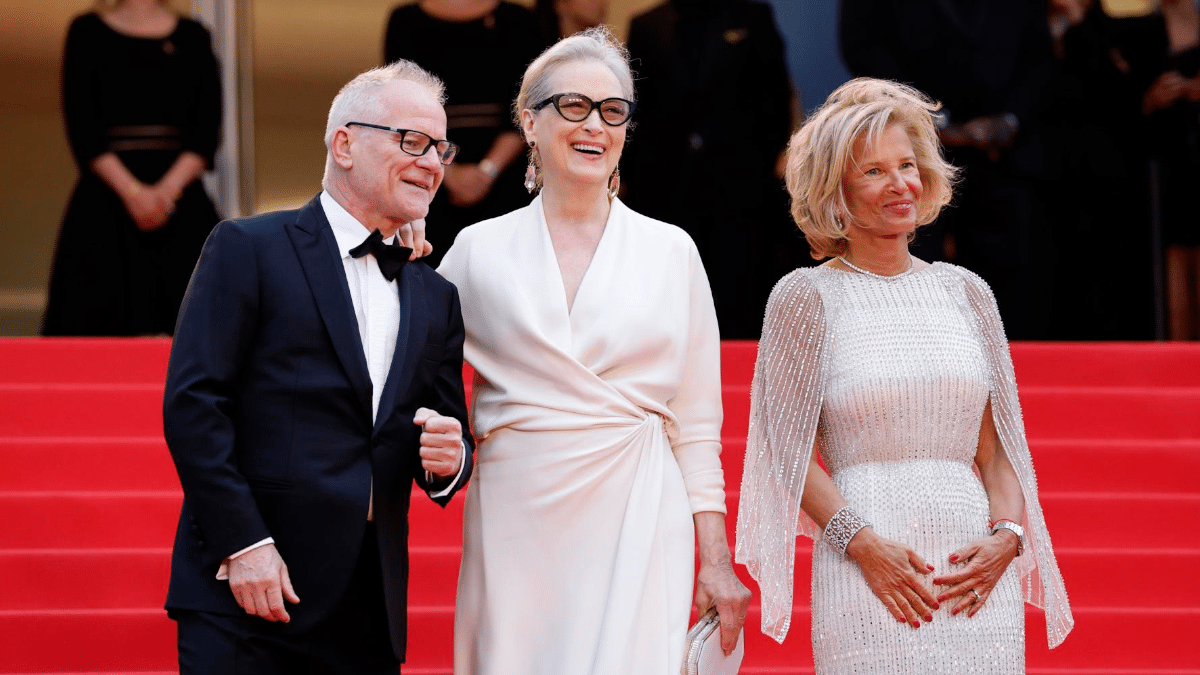 El director del Festival de Cannes, Thierry Fremaux, y su presidenta, Iris Knobloch, flanquean a la actriz Meryl Streep en la escalinata del palacio de festivales de la ciudad francesa, antes del comienzo de la gala inaugural del certamen, este martes.