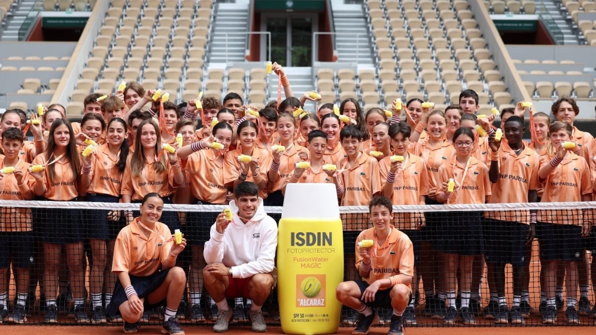 El tenista Carlos Alcaraz conciencia a los recogepelotas del Roland Garros para protegerse del sol