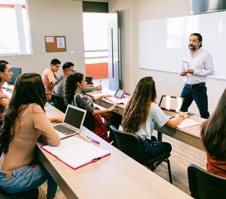 Estas son las carreras mejor pagadas para estudiar en 2024