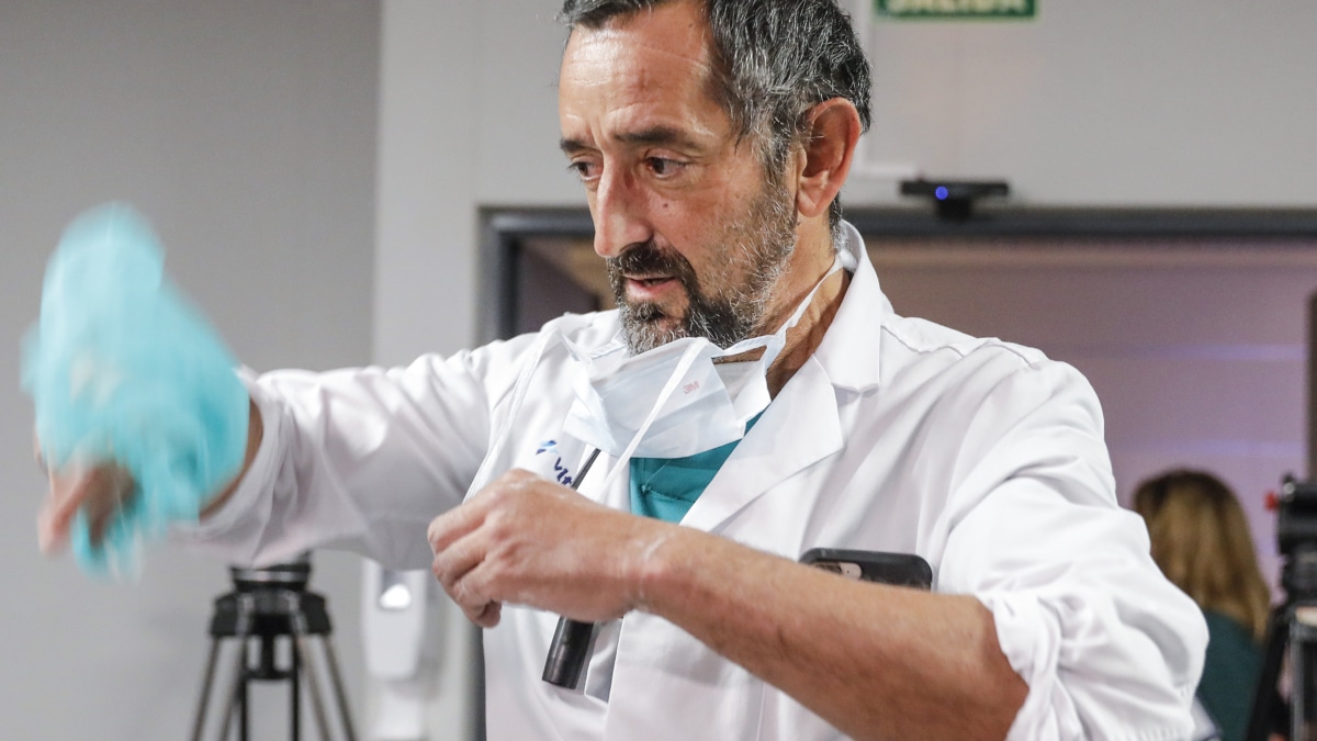 El cirujano plástico Pedro Cavadas durante la rueda de prensa ofrecida en el Hospital Vithas de Valencia, Comunidad Valenciana (España)