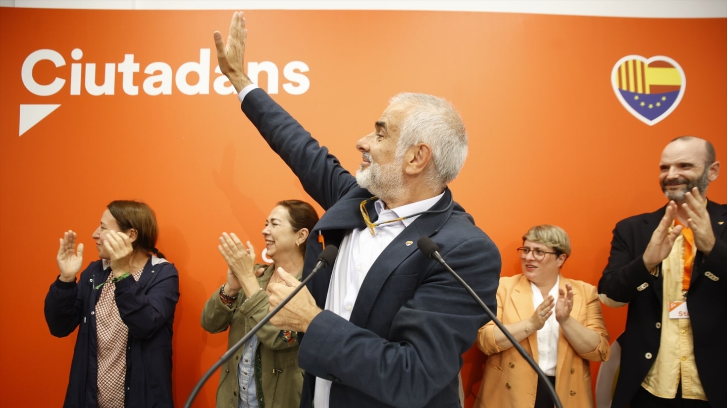 El candidato de Cs a las elecciones catalanas, Carlos Carrizosa, saluda durante seguimiento de la jornada electoral de elecciones autonómicas de Cataluña