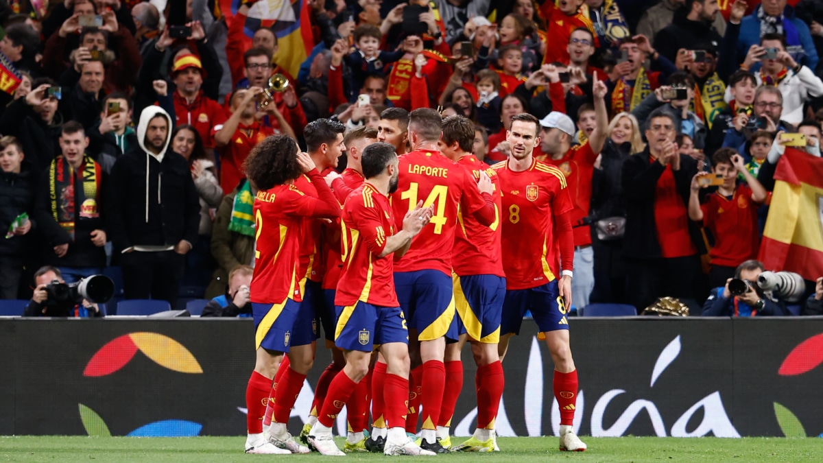 Rodri Hernández celebra junto a sus compañeros un gol con España