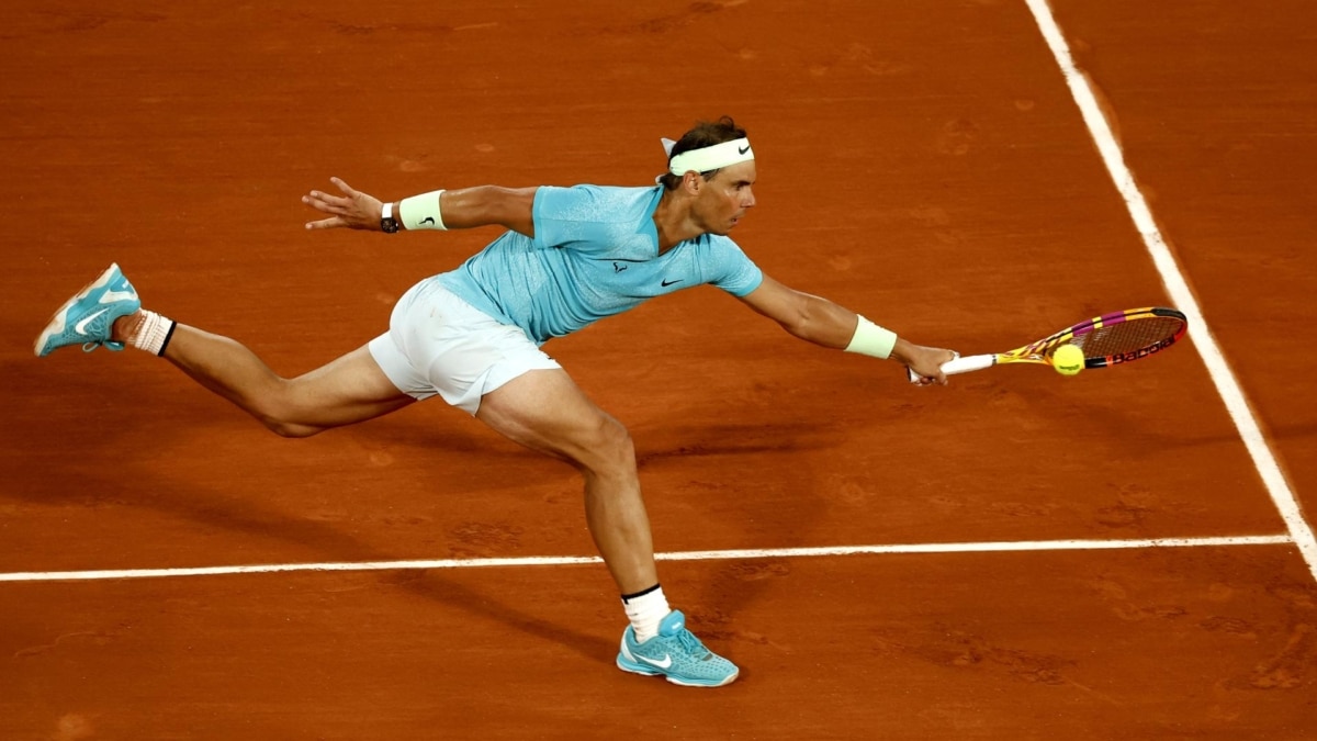 Rafa Nadal intenta devolver una bola ante Alexander Zverev en Roland Garros.