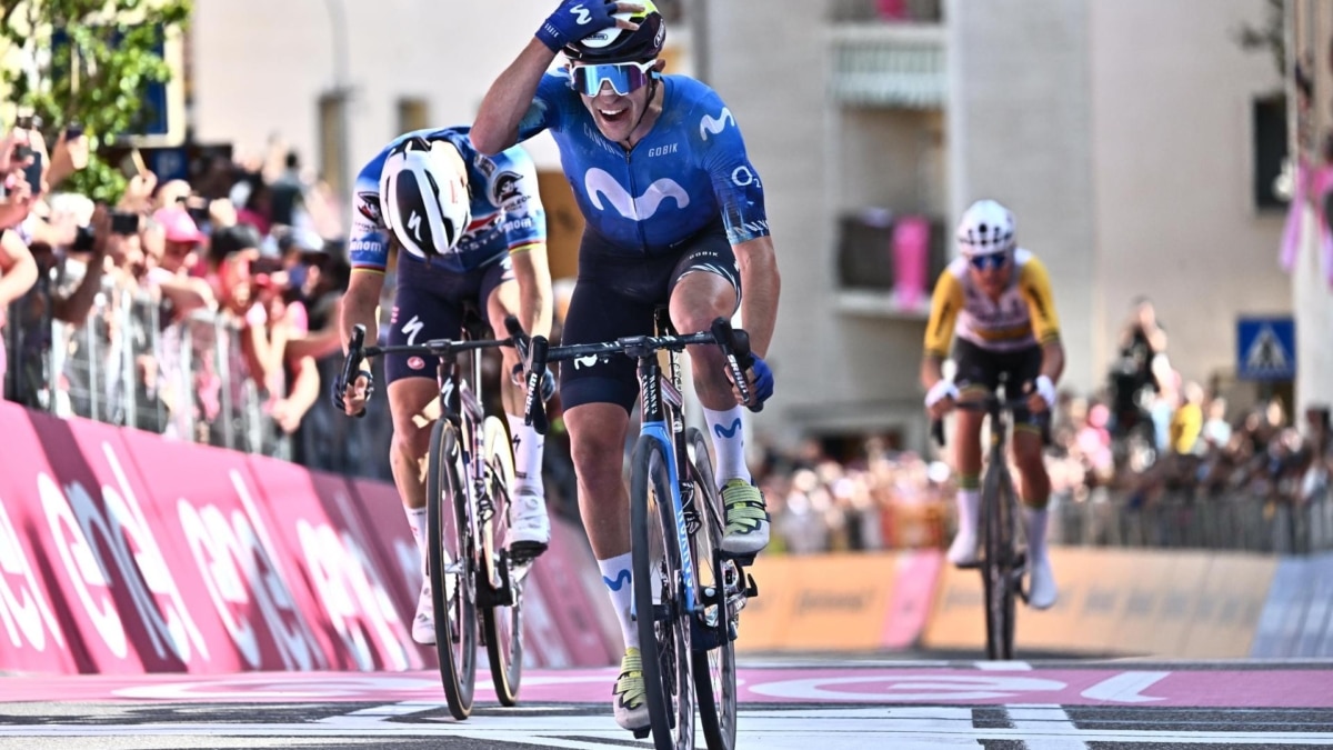 Pelayo Sánchez celebra la victoria en la sexta etapa del Giro de Italia