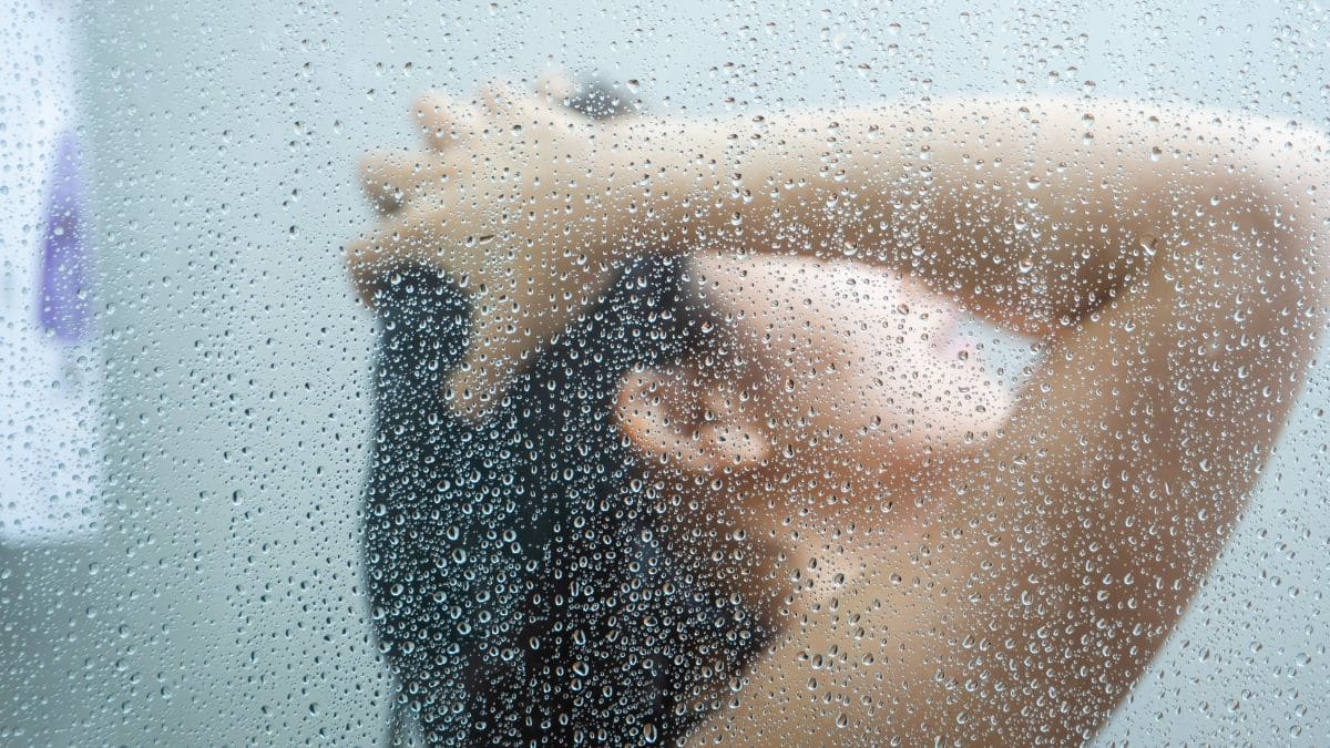 Persona con depresión en la ducha debido a los beneficios que ducharse tiene en la enfermedad