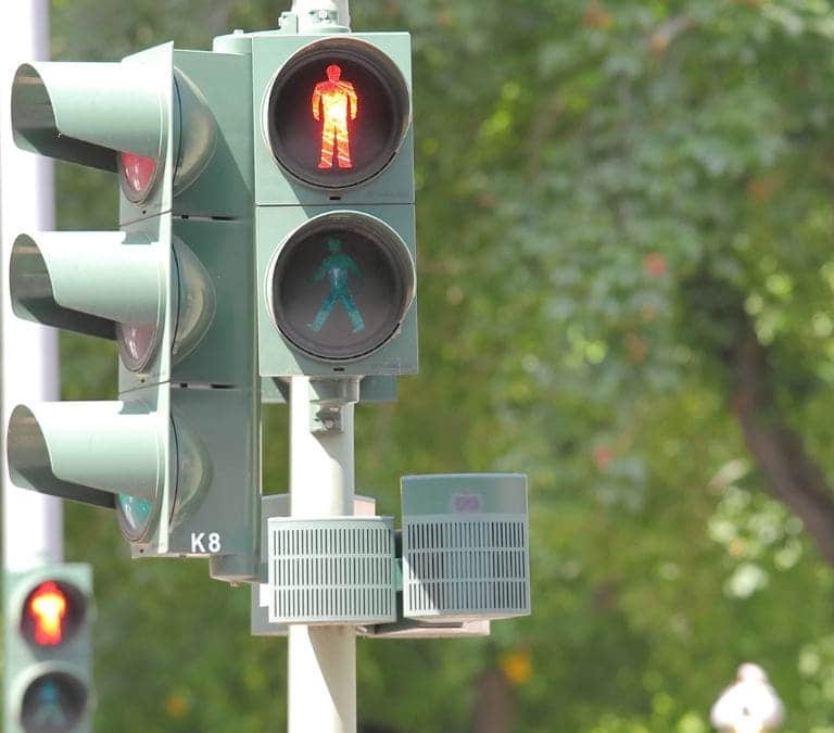 ¿Cruzas en rojo? Cuidado con la gran multa que te puede poner la DGT