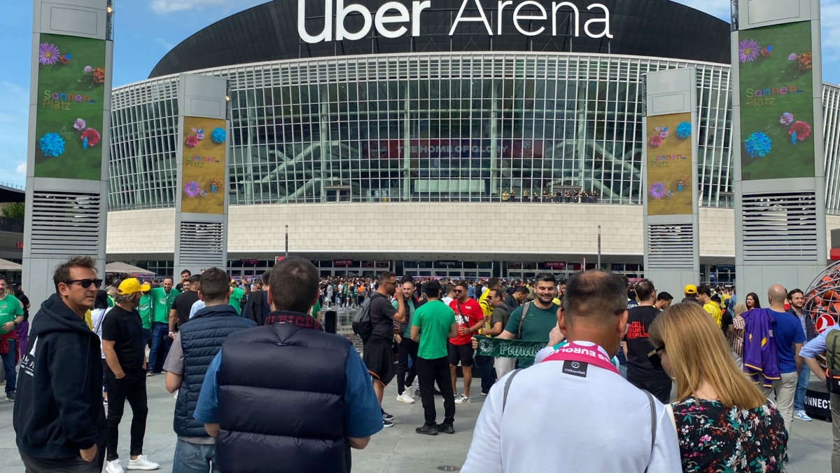 Aficionados acceden al Uber Arena, donde se disputa la Final Four de la Euroliga