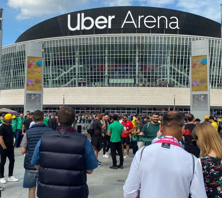 Una brutal pelea entre turcos y griegos obliga a retrasar la 'Final Four' de la Euroliga que juega el Real Madrid