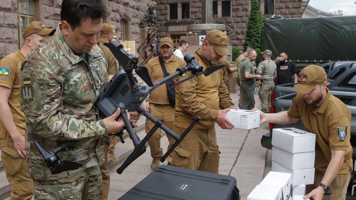 Los soldados ucranianos reciben drones y material para el frente de Járkov.