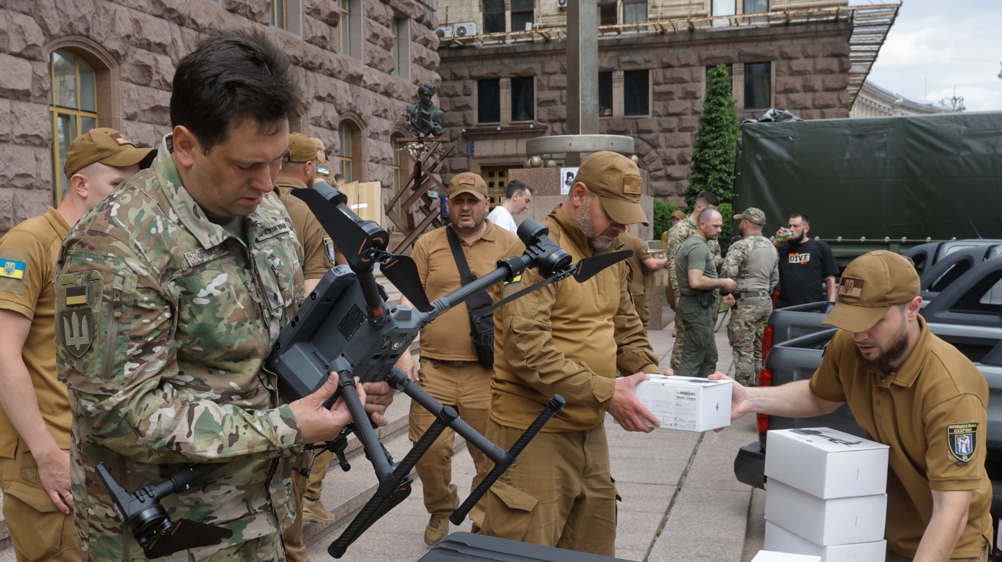Los soldados ucranianos reciben drones y material para el frente de Járkov.