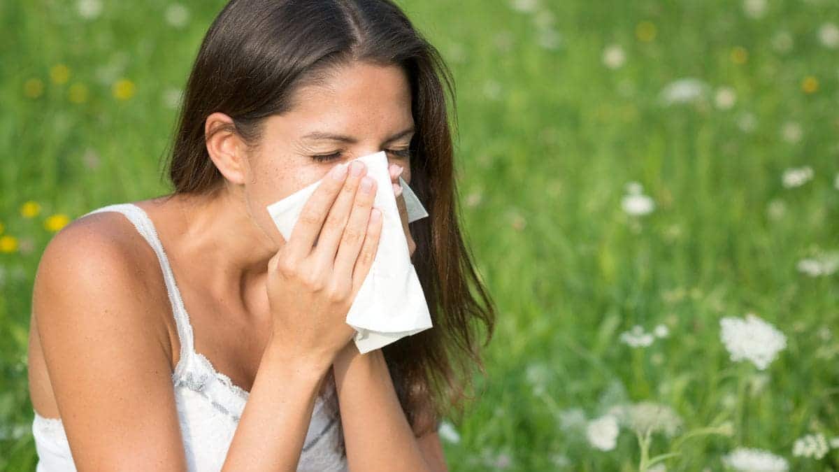 Una chica estornuda y se pregunta cuándo termina la época de alergia en 2024