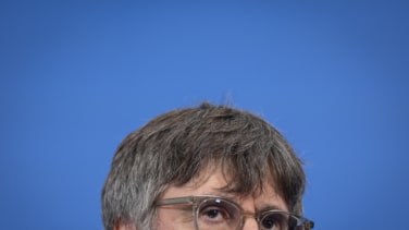 El PSOE calla ante el posible regreso de Puigdemont y el PP recuerda que no vino "ni cuando falleció su madre"