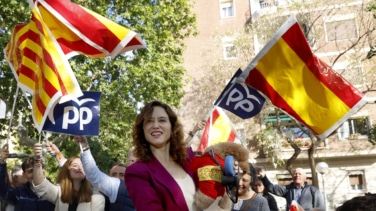 Ayuso se da un baño de masas en el bastión de Vox en Barcelona