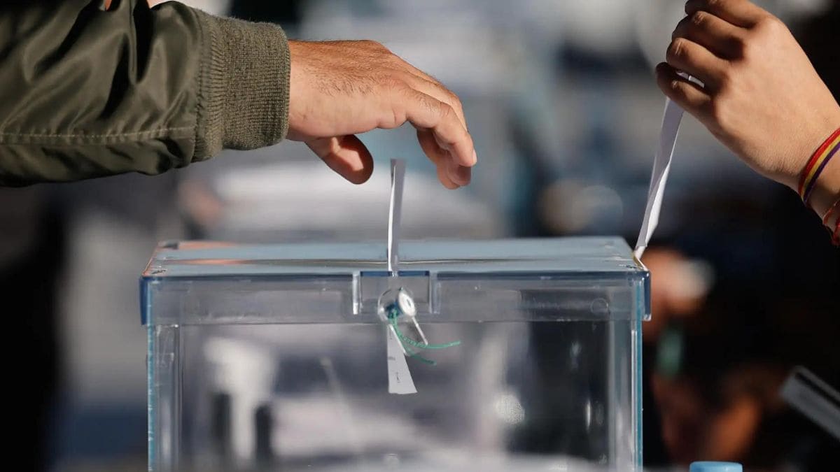 Votante en las elecciones europeas de 2024 eligiendo a un eurodiputado mediante su voto en España