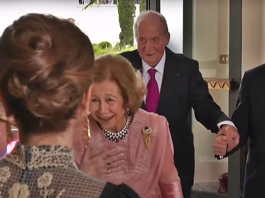 Los reyes Juan Carlos y Sofía saludan a la familia real jordana en la boda de Hussein de Jordania y Rajwa Al-Saif. 