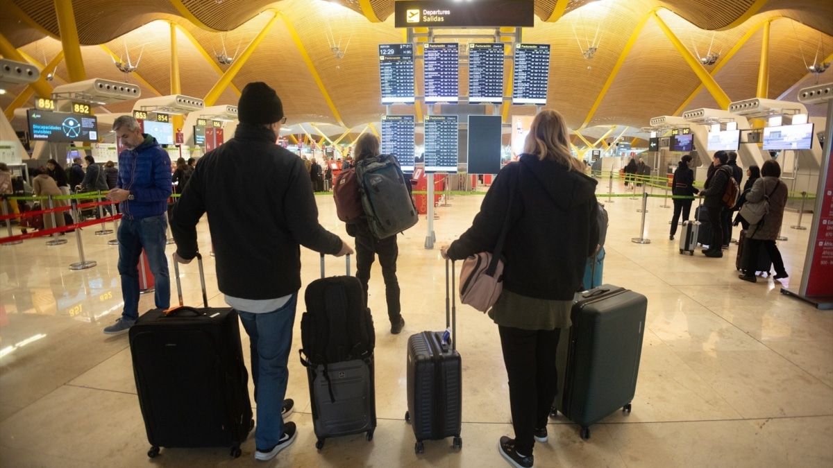 Viajeros en el aeropuerto Adolfo Suárez Madrid-Barajas
