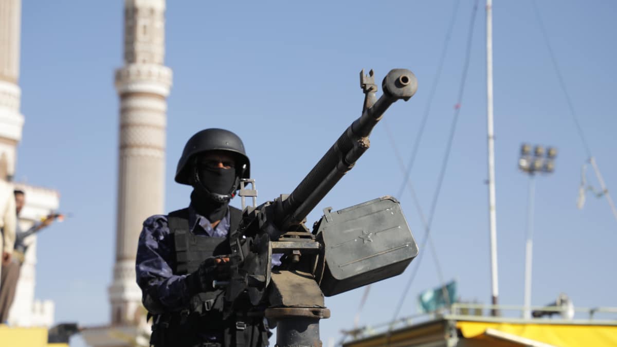 Un miliciano hutí en una manifestación contra EEUU en Saná.