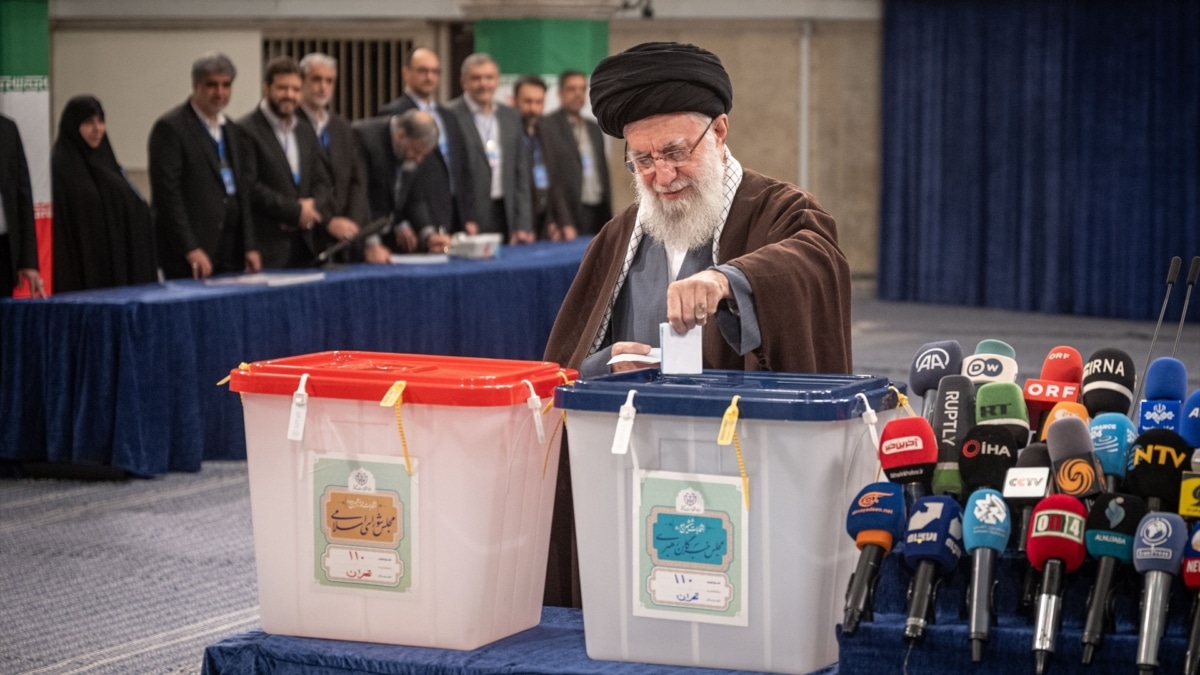 El líder supremo de Irán, Alí Jamenei, depositando su voto en las elecciones legislativas